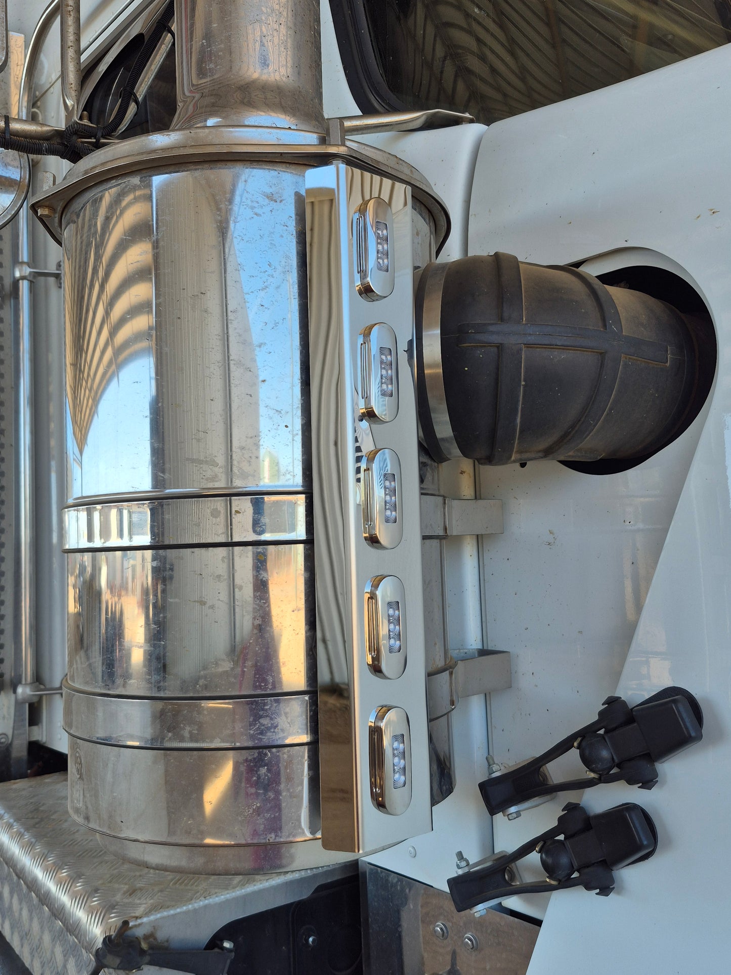 Air Cleaner Stainless - Front Facing - 5x Straight Oval Lights to suit Kenworth